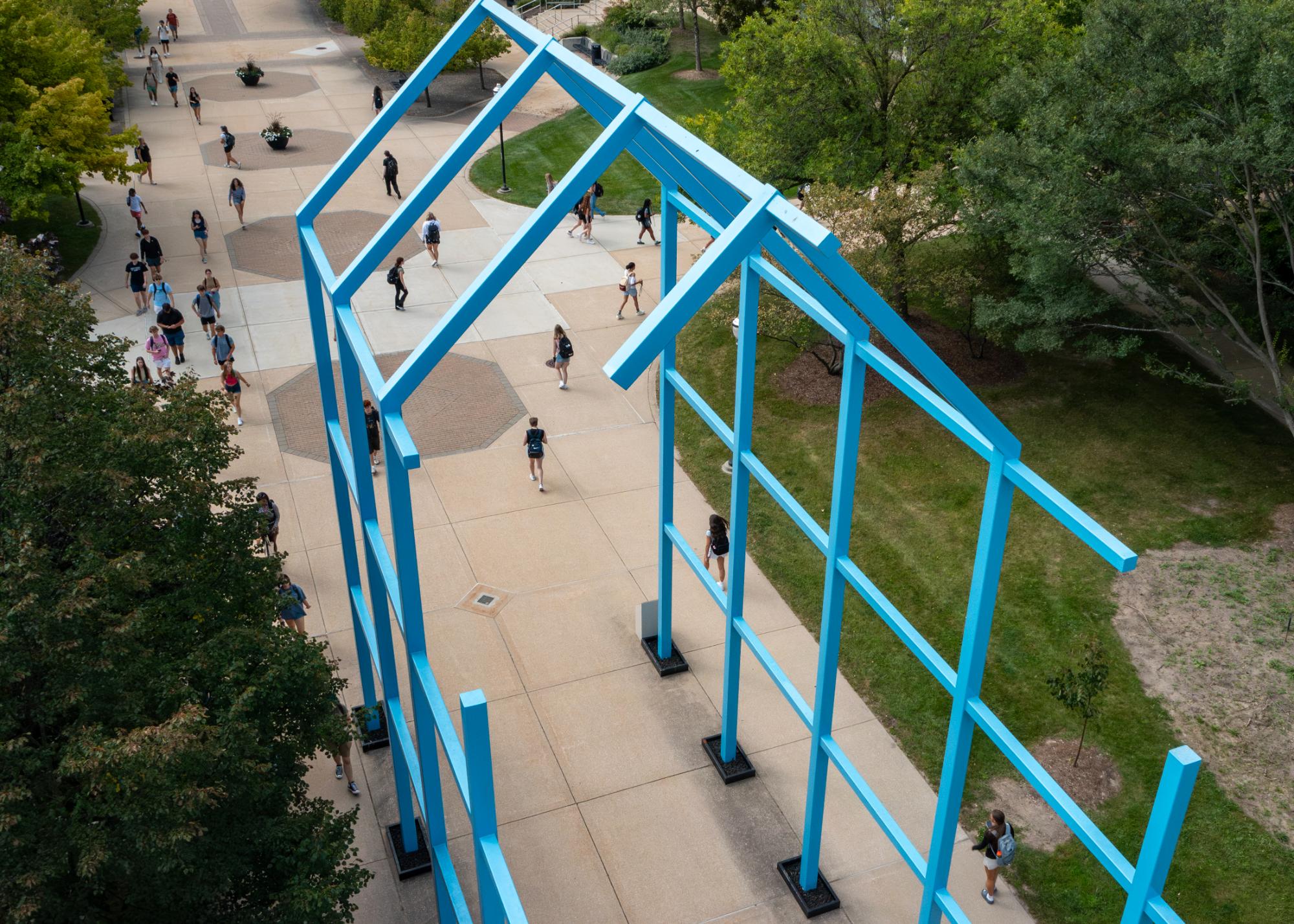 Transformational link sculpture from birds eye view with students walking around